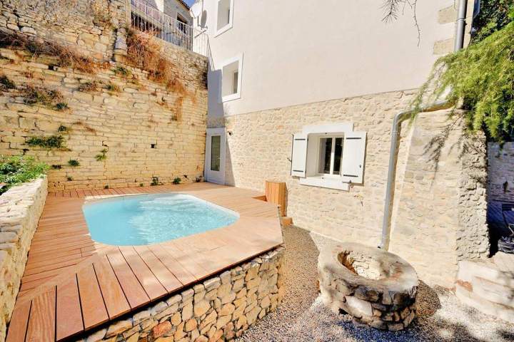 Mini-piscine creusée avec terrasse, entourée de muret en pierre Orne